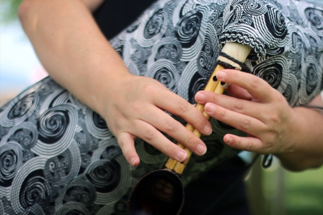 Kadın tulum sanatçısı enstrümanı dünyaya tanıtıyor