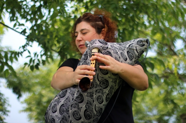 Kadın tulum sanatçısı enstrümanı dünyaya tanıtıyor