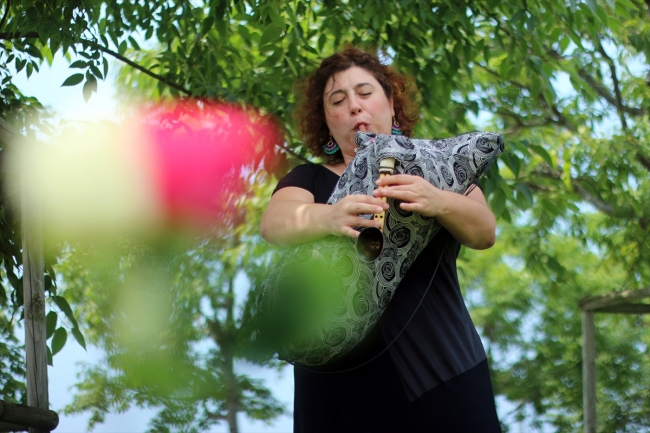 Kadın tulum sanatçısı enstrümanı dünyaya tanıtıyor