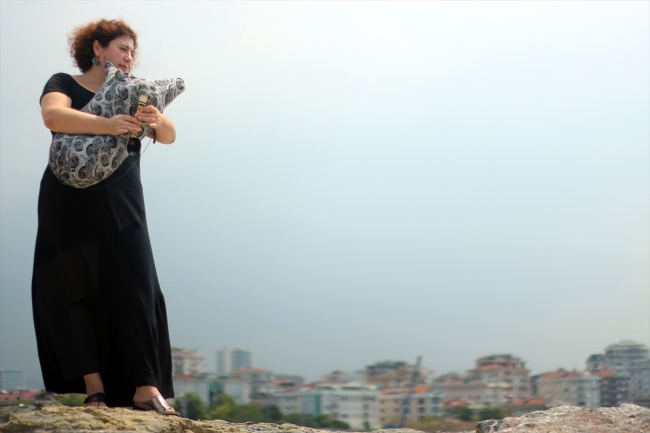 Kadın tulum sanatçısı enstrümanı dünyaya tanıtıyor