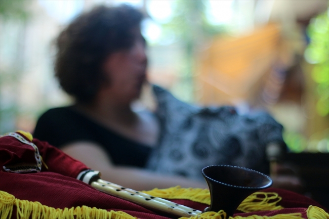 Kadın tulum sanatçısı enstrümanı dünyaya tanıtıyor