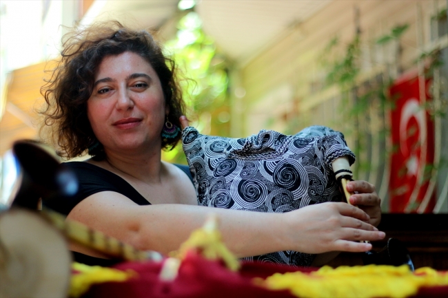 Kadın tulum sanatçısı enstrümanı dünyaya tanıtıyor
