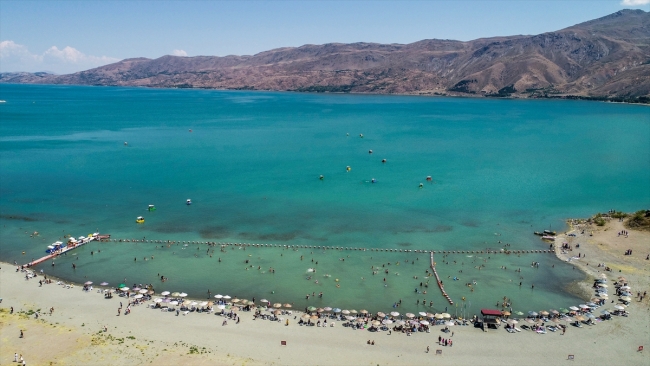 Doğu'da tatilcilerin gözdesi Hazar Gölü