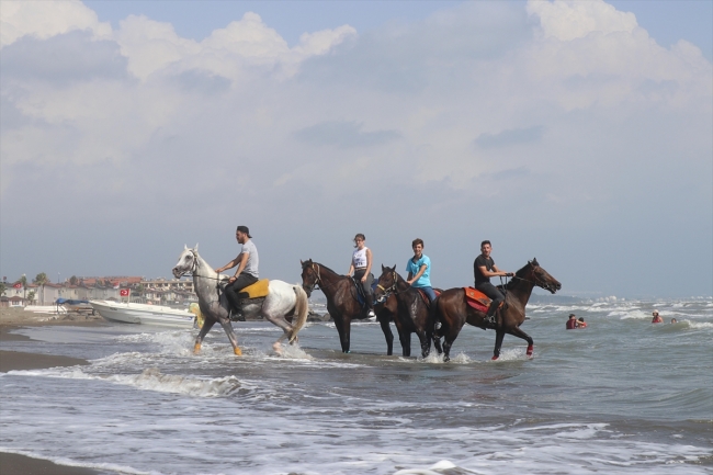 Sahilde at binme tutkuları mesleğe dönüştü
