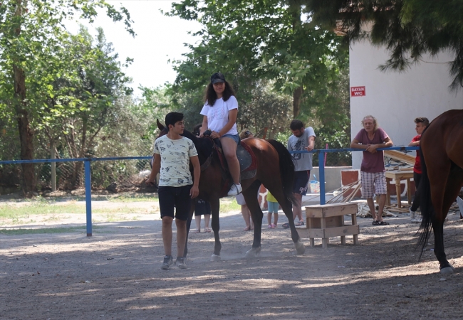 Sahilde at binme tutkuları mesleğe dönüştü