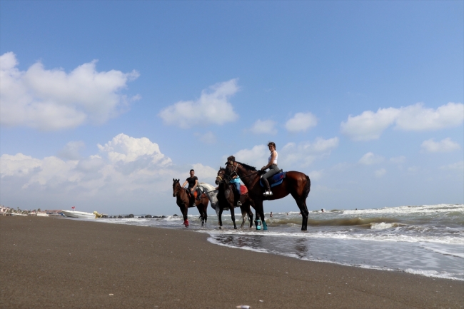 Sahilde at binme tutkuları mesleğe dönüştü