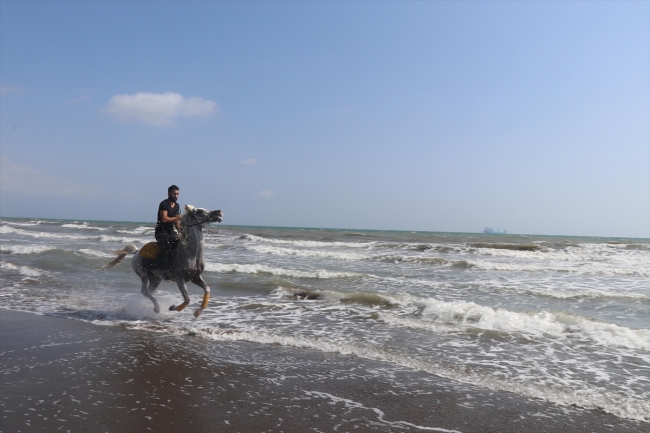 Sahilde at binme tutkuları mesleğe dönüştü