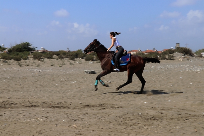 Sahilde at binme tutkuları mesleğe dönüştü
