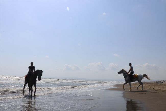 Sahilde at binme tutkuları mesleğe dönüştü