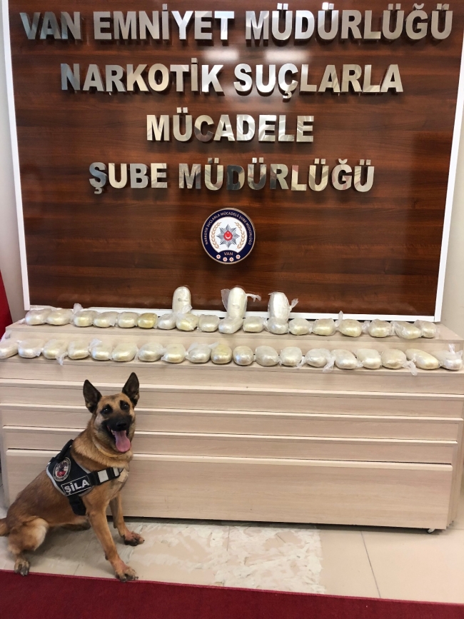 Plaj şemsiyesinin içinden uyuşturucu çıktı