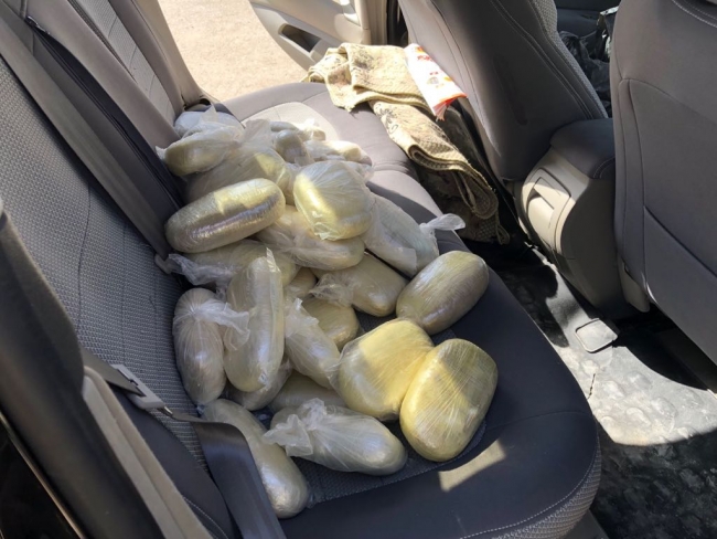 Plaj şemsiyesinin içinden uyuşturucu çıktı