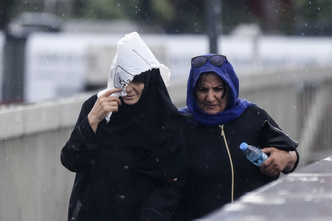 İstanbul'da sağanak günlük yaşamı etkiledi