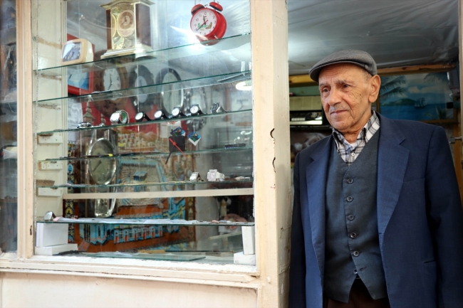 60 yıldır aynı heyecanla saat tamirciliği yapıyor