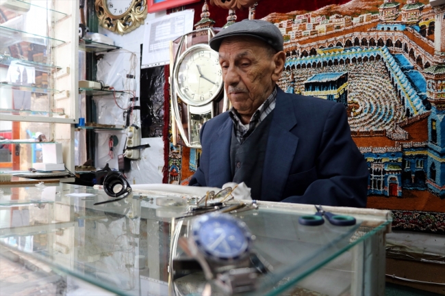 60 yıldır aynı heyecanla saat tamirciliği yapıyor