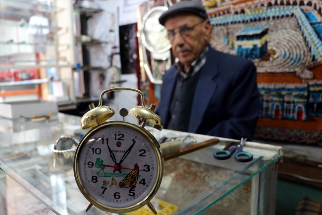 60 yıldır aynı heyecanla saat tamirciliği yapıyor