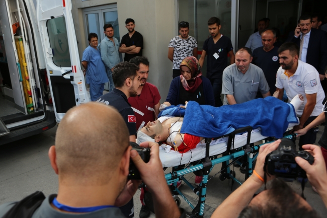 Çankırı'da hafif ticari araç polislere çarptı: 1 polis şehit