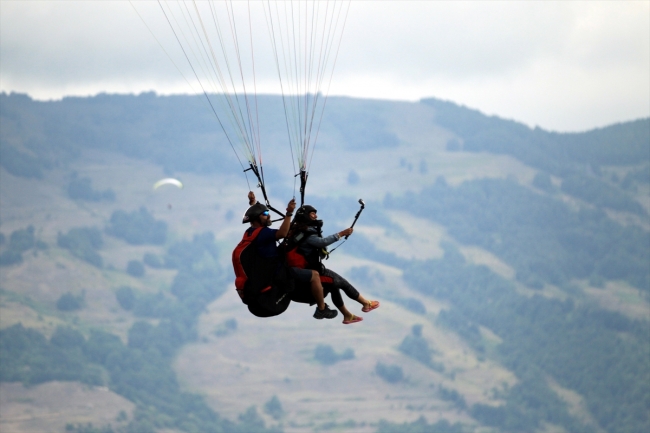 Kapıkaya Doğa Sporları Festivali'nde 366 paraşütçü atlayış yaptı