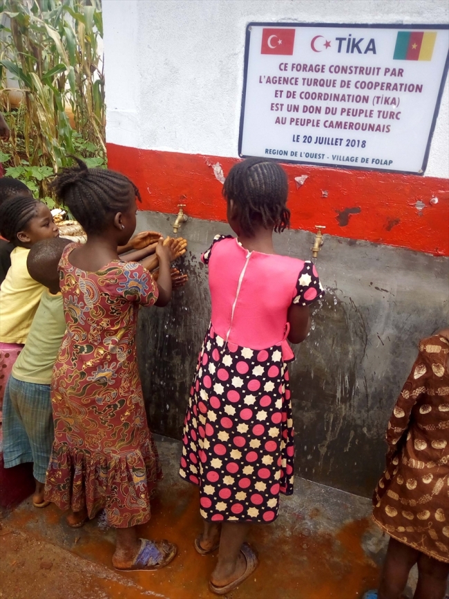 TİKA'dan Kamerunlu köylülere su kuyusu