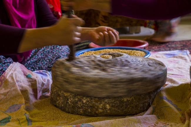 Elazığ'ın kadınları taş değirmenlerde bulgur öğütüyor