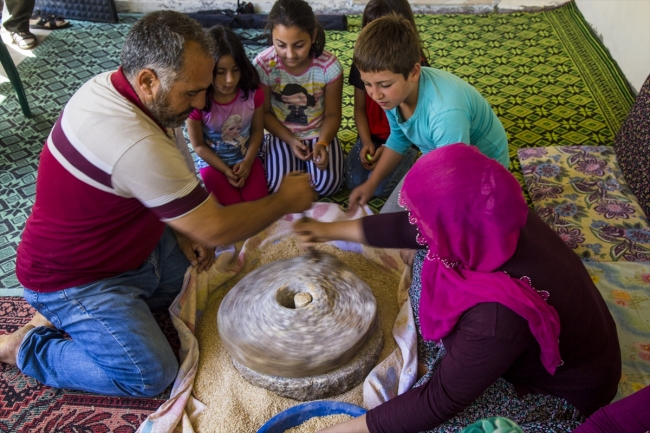 Elazığ'ın kadınları taş değirmenlerde bulgur öğütüyor