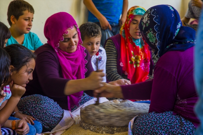 Elazığ'ın kadınları taş değirmenlerde bulgur öğütüyor