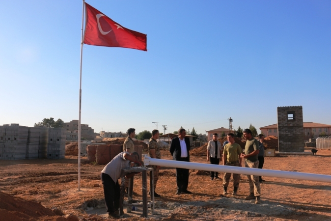 Suriye sınırına 6 metrelik Türk bayrağı