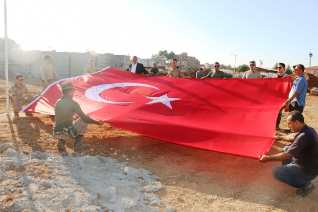 Suriye sınırına 6 metrelik Türk bayrağı