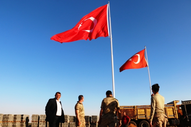 Suriye sınırına 6 metrelik Türk bayrağı