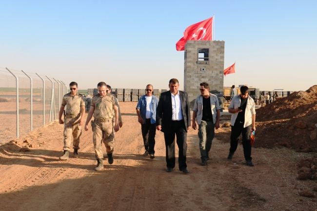 Suriye sınırına 6 metrelik Türk bayrağı