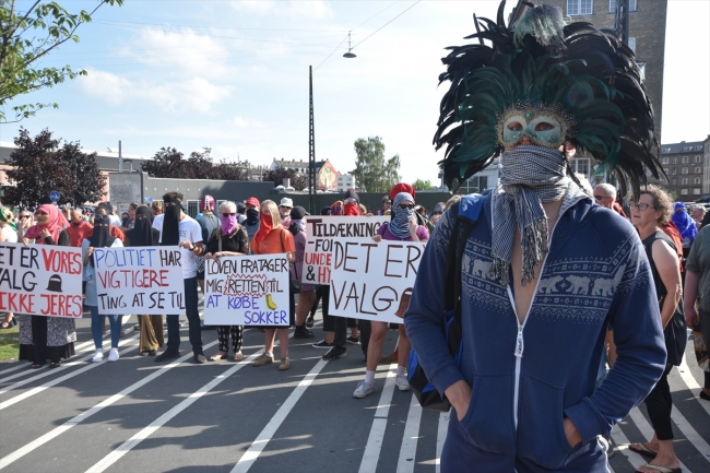 Danimarka'da burka ve peçe yasağına tepki