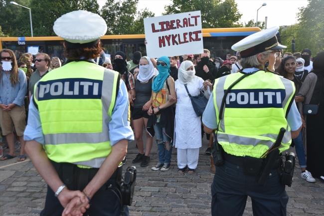 Danimarka'da burka ve peçe yasağına tepki