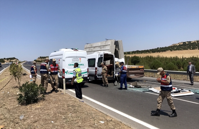 Kahramanmaraş'ta minibüs tıra çarptı: 2 ölü, 12 yaralı