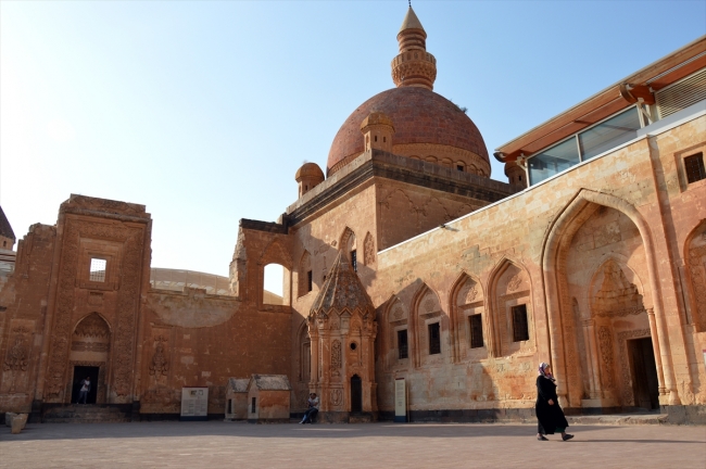İshak Paşa Sarayı'na ilgi her geçen gün artıyor