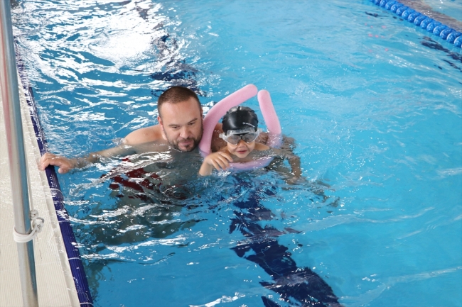 Özel çocuklar yüzme kurslarıyla sosyalleşiyor