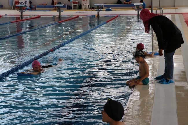 Özel çocuklar yüzme kurslarıyla sosyalleşiyor