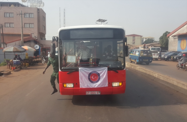 Cumhurbaşkanı Erdoğan'ın hediyesi otobüsler Gine yollarında
