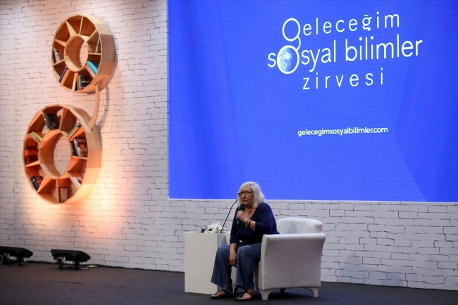 Yazar Alev Alatlı: Dört bir taraftan üstümüze geliyorlar