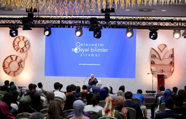 Yazar Alev Alatlı: Dört bir taraftan üstümüze geliyorlar