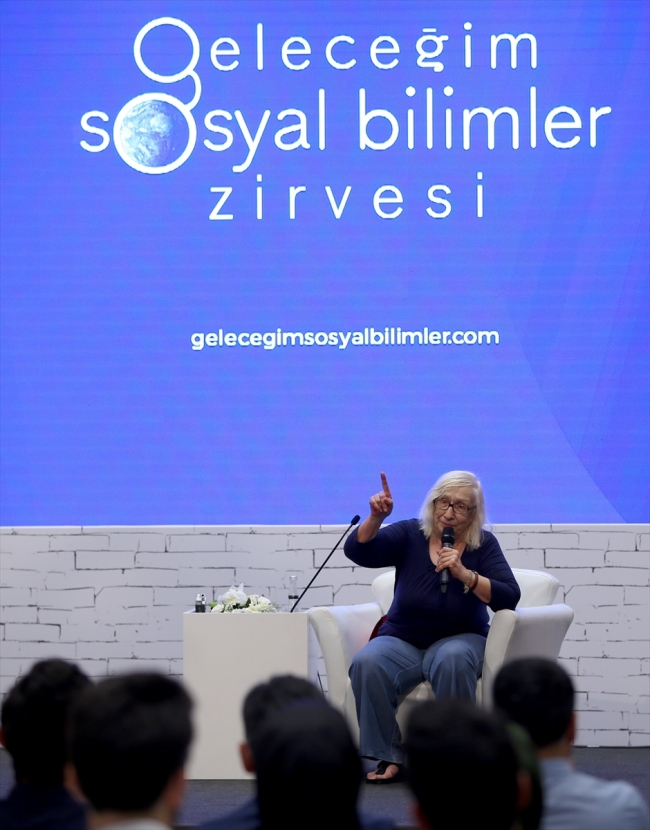 Yazar Alev Alatlı: Dört bir taraftan üstümüze geliyorlar