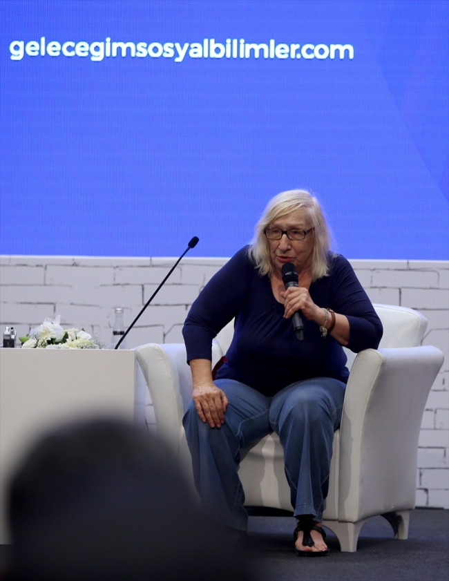 Yazar Alev Alatlı: Dört bir taraftan üstümüze geliyorlar