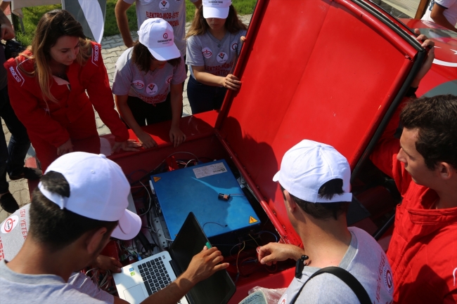 Üniversite öğrencileri TÜBİTAK yarışması için elektrikli otomobil üretti