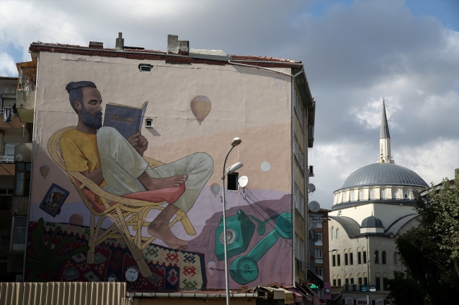 Sırp nakkaş çizdiği resimlerle duvarları yeniden canlandırıyor