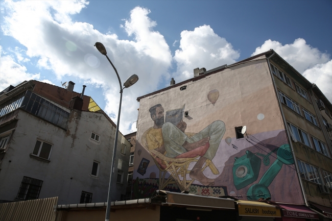 Sırp nakkaş çizdiği resimlerle duvarları yeniden canlandırıyor