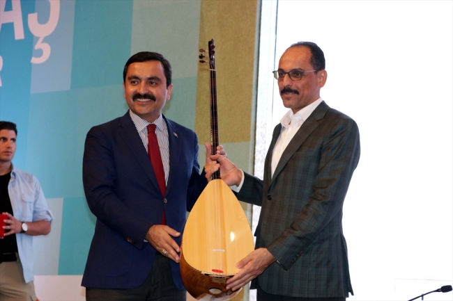 Cumhurbaşkanlığı Sözcüsü Kalın Neşet Ertaş türkülerini seslendirdi