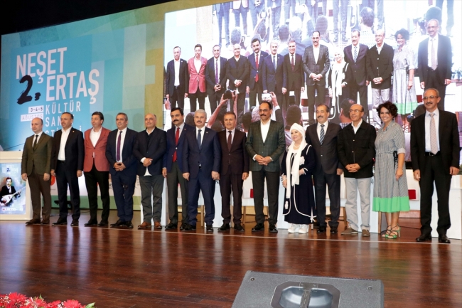 Cumhurbaşkanlığı Sözcüsü Kalın Neşet Ertaş türkülerini seslendirdi