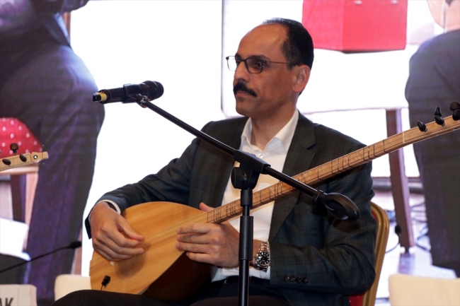 Cumhurbaşkanlığı Sözcüsü Kalın Neşet Ertaş türkülerini seslendirdi