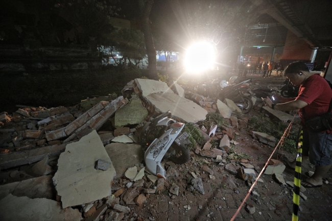 Endonezya depreminde hayatını kaybedenlerin sayısı yükseliyor