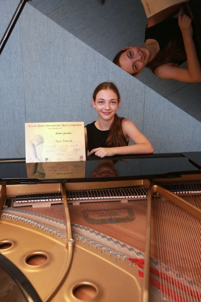 Yetenekli parmaklarıyla Türkiye'nin gururu oldu