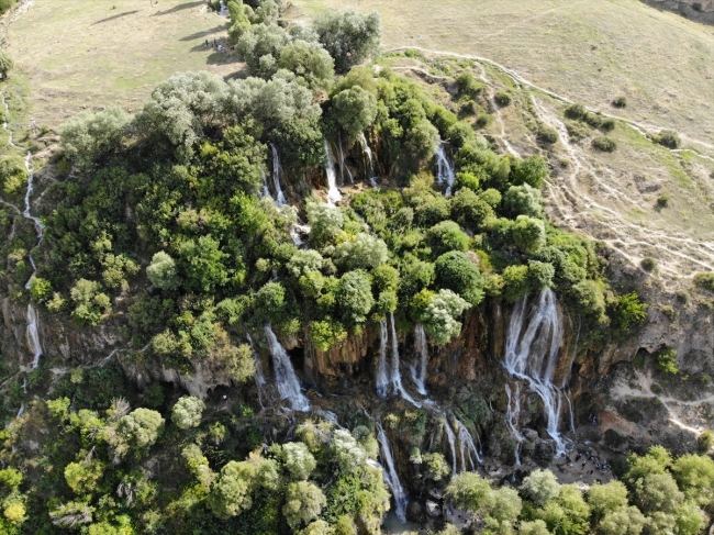 Doğal güzelliği ve serin havasıyla 'Girlevik Şelalesi'