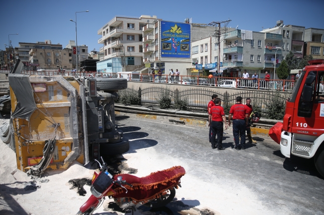 Şanlıurfa'da freni boşalan tır 4 araca çarptı